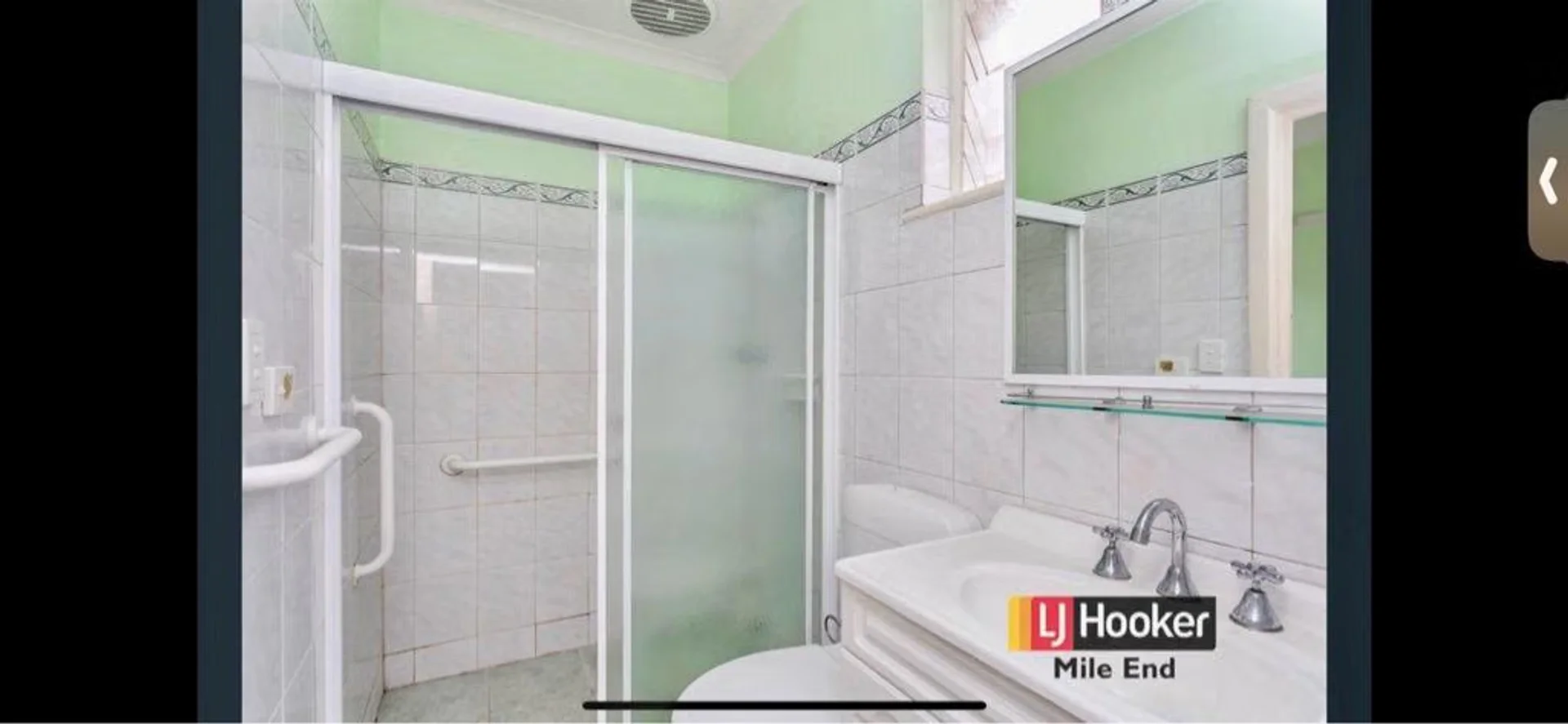 Quarto acessível para estudantes com iluminação ampla em 