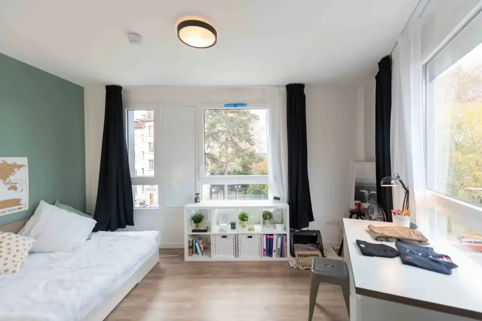 Bright and airy student room with easy university access in 