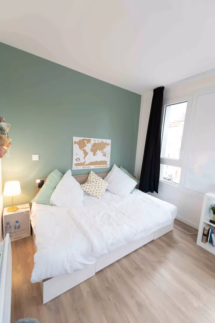 Budget-friendly student room close to campus in 