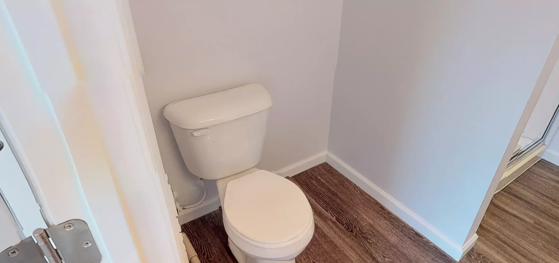 Quarto acessível para estudantes com iluminação ampla em 