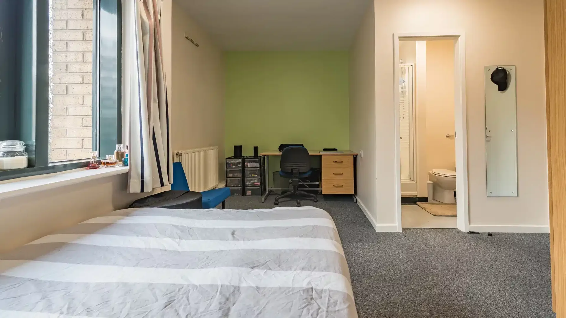 Chambre d'étudiant à  avec espace d'étude et installations communes