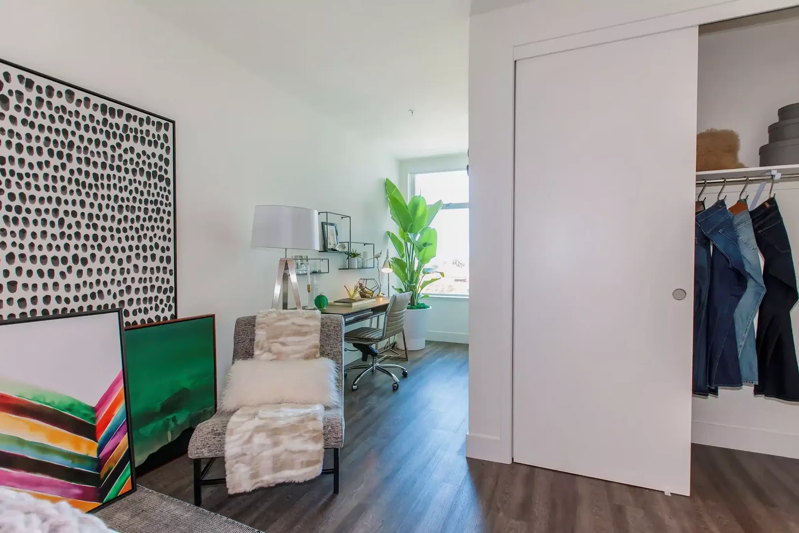 Habitación estudiantil luminosa y aireada con fácil acceso a la universidad en 