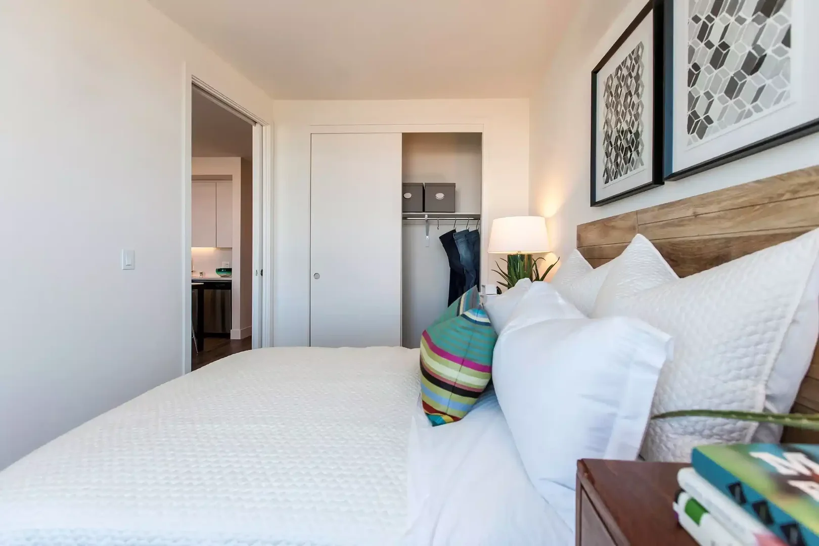 Habitación estudiantil funcional perfecta para estudiar en 