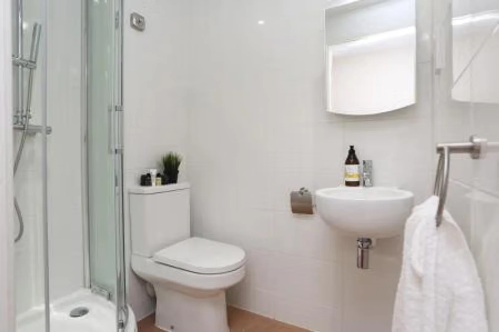 Quarto para alugar em apartamento de estudantes em , totalmente mobilado