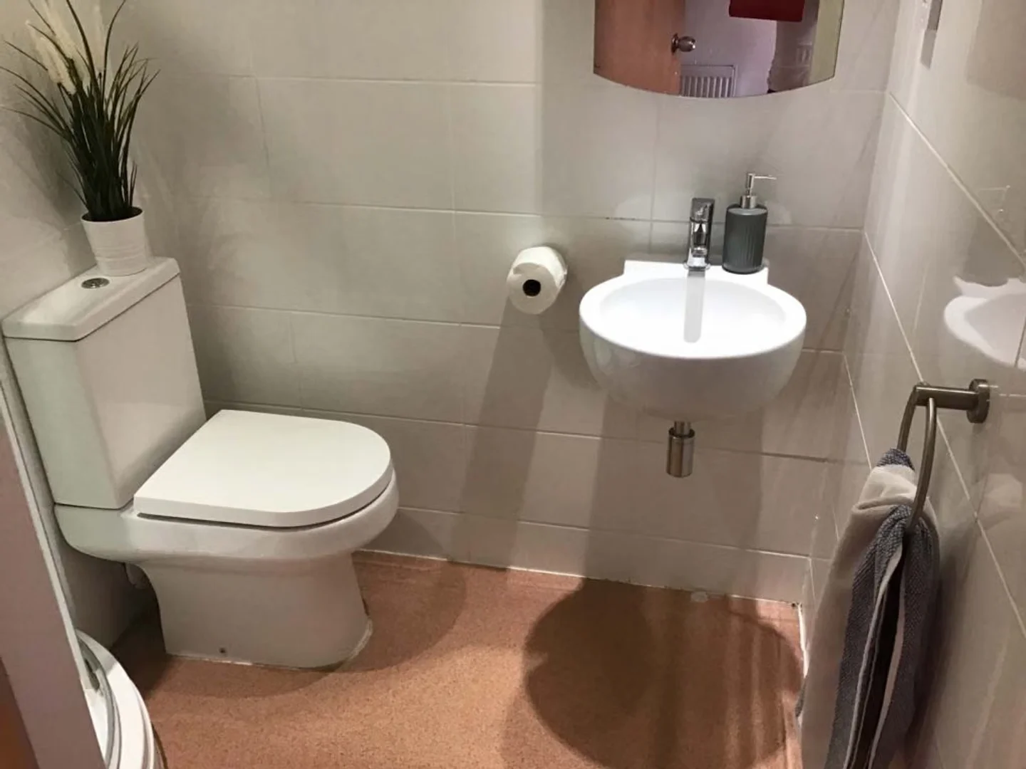 Comfortable and spacious student room in
