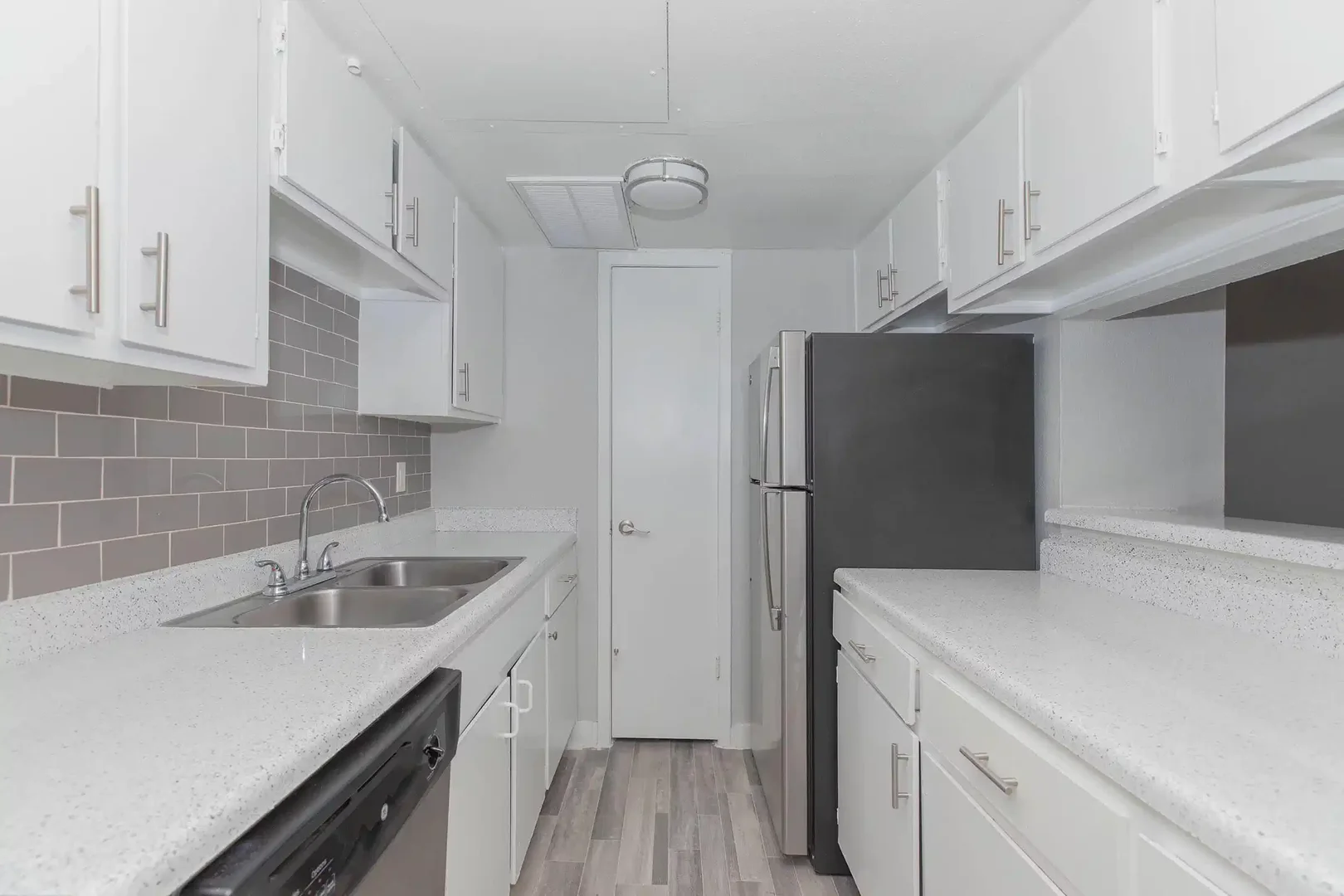 Habitación estudiantil funcional perfecta para estudiar en