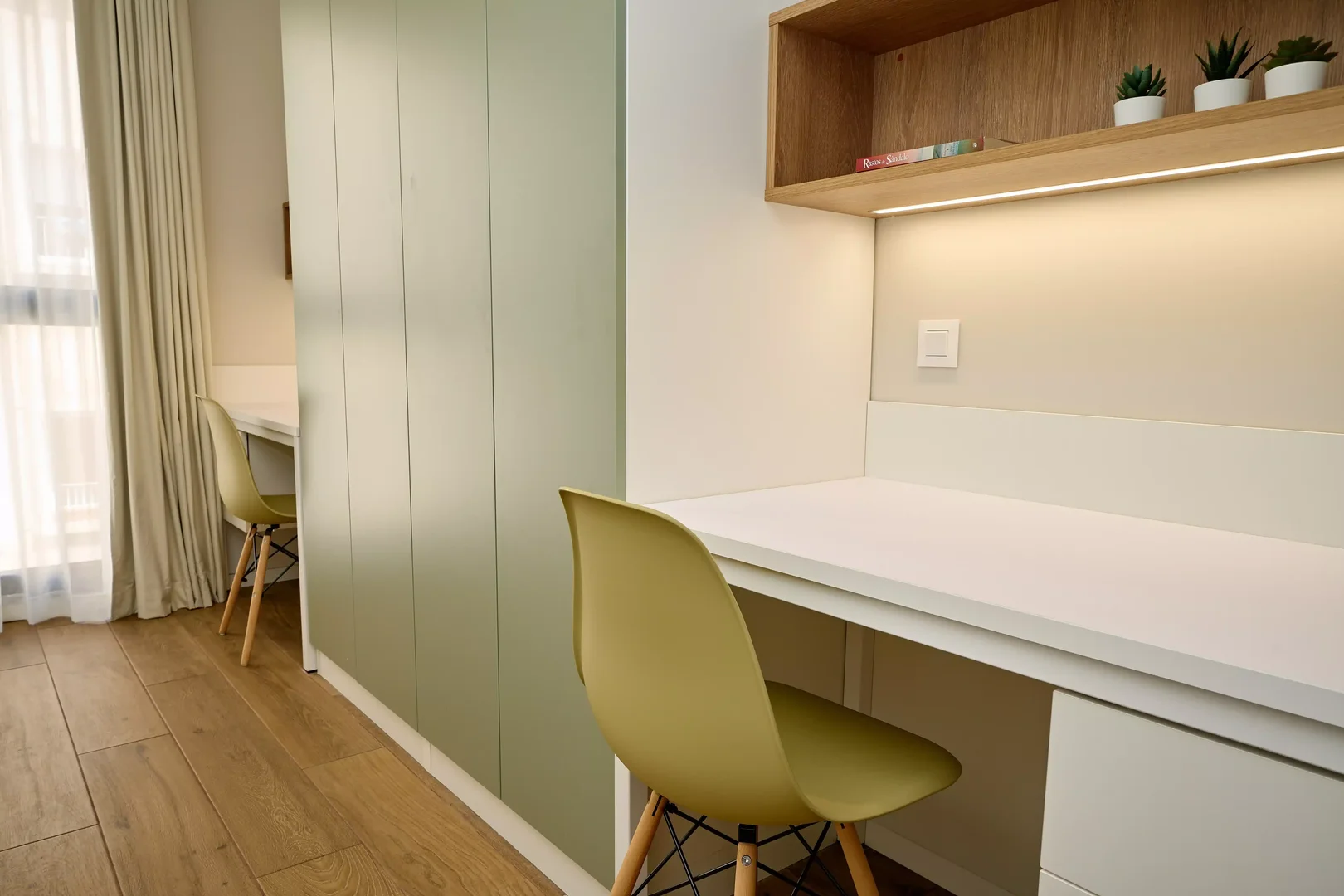 Funktionelles Studentenzimmer perfekt zum Studieren in