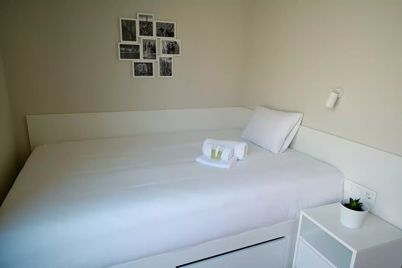 Funktionelles Studentenzimmer perfekt zum Studieren in