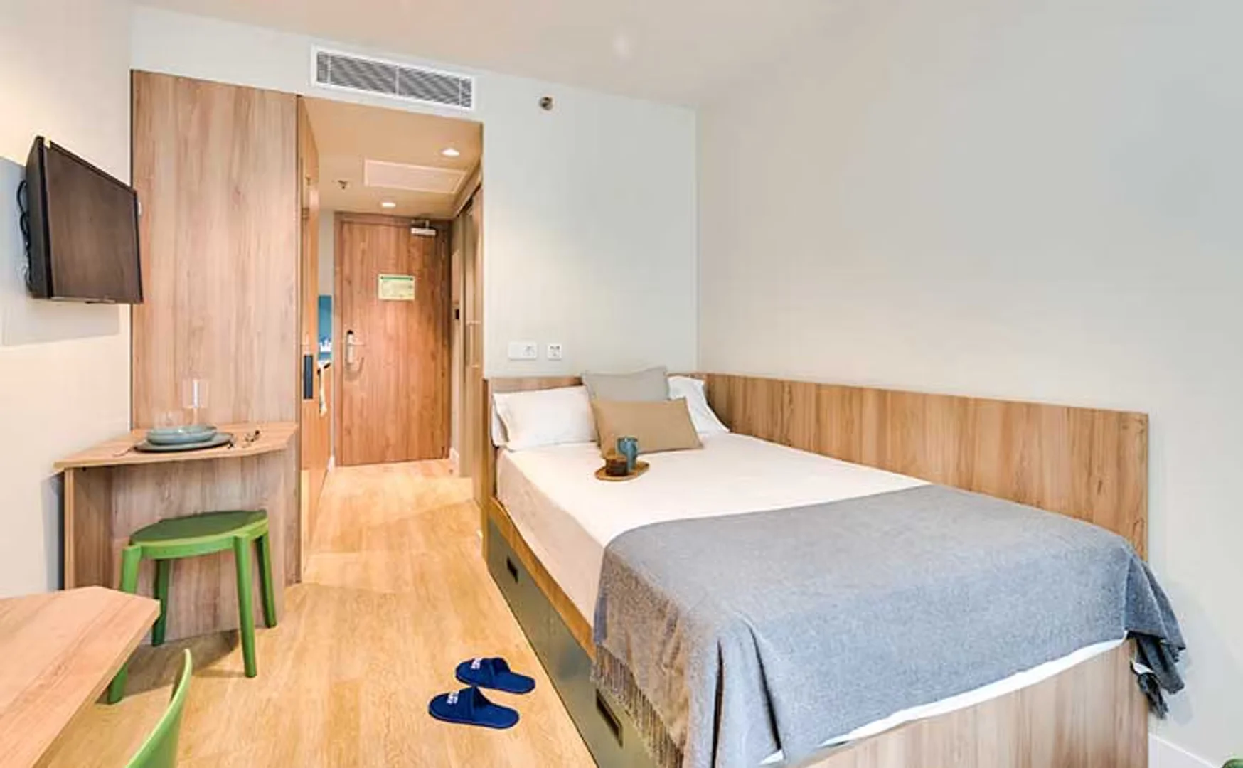 Modern student studio with complete amenities in 