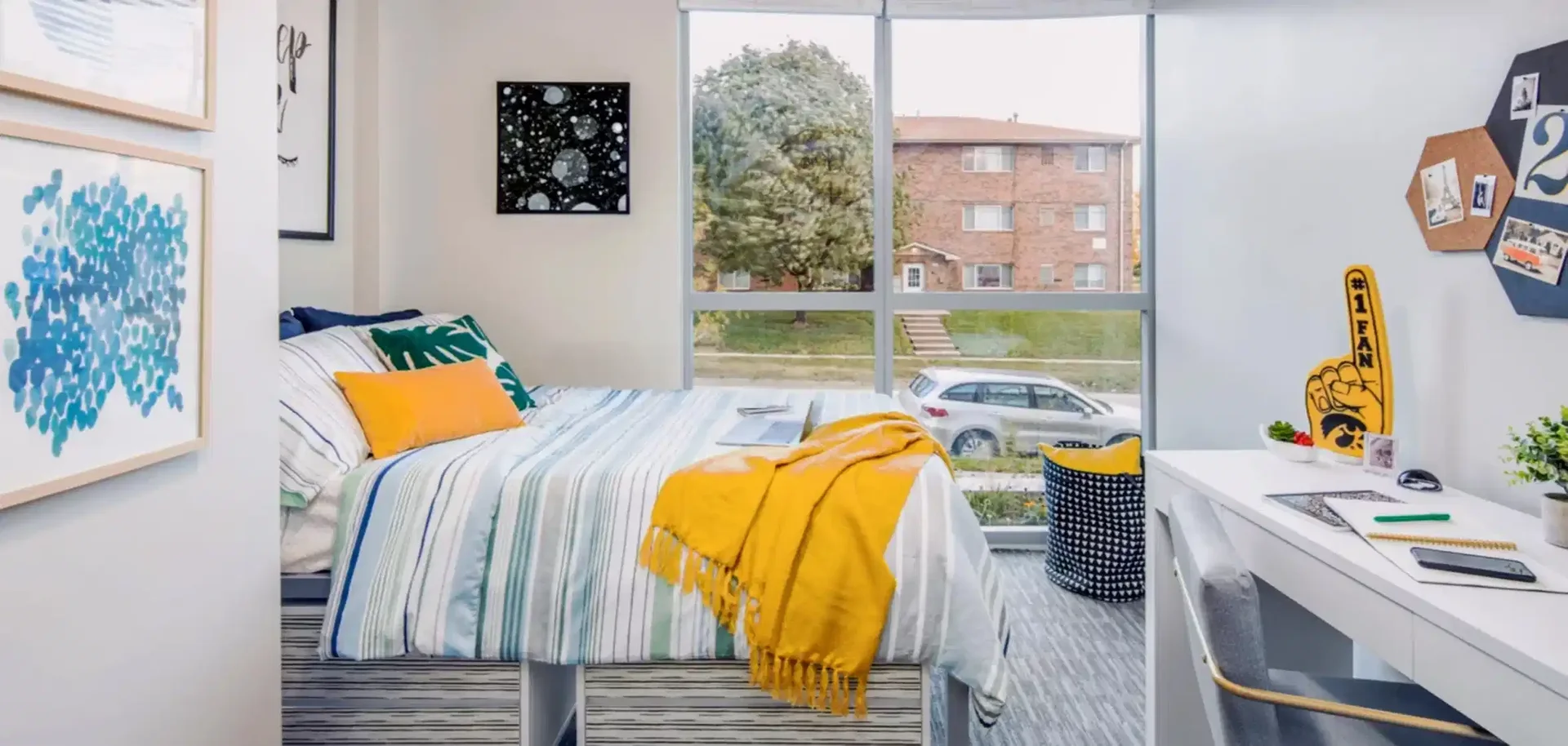 Chambre d'étudiant lumineuse et aérée avec accès facile à l'université dans