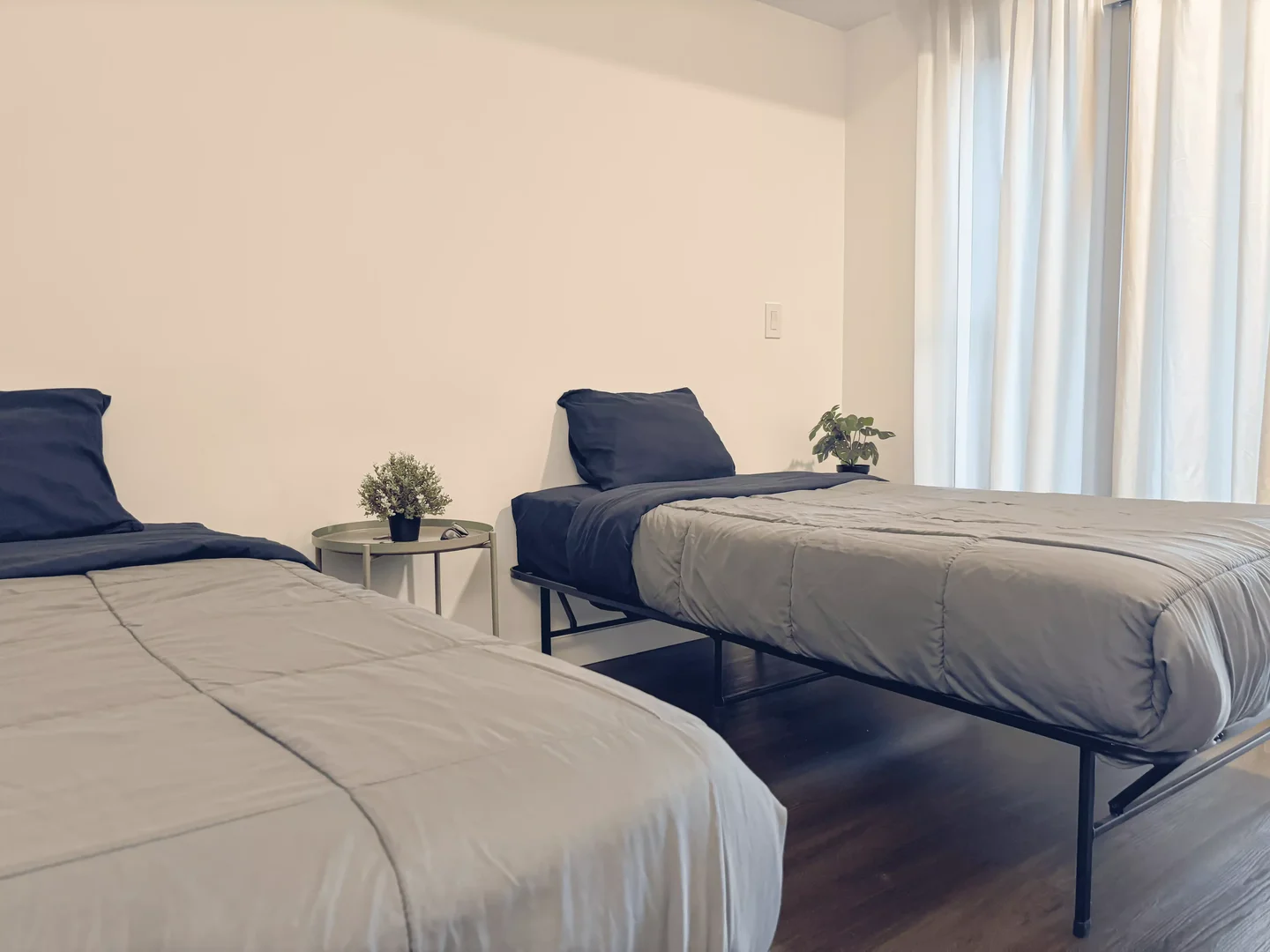 Studentenzimmer in  mit Arbeitsbereich und Gemeinschaftseinrichtungen