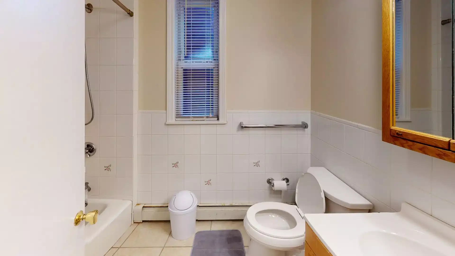 Comfortable and spacious student room in