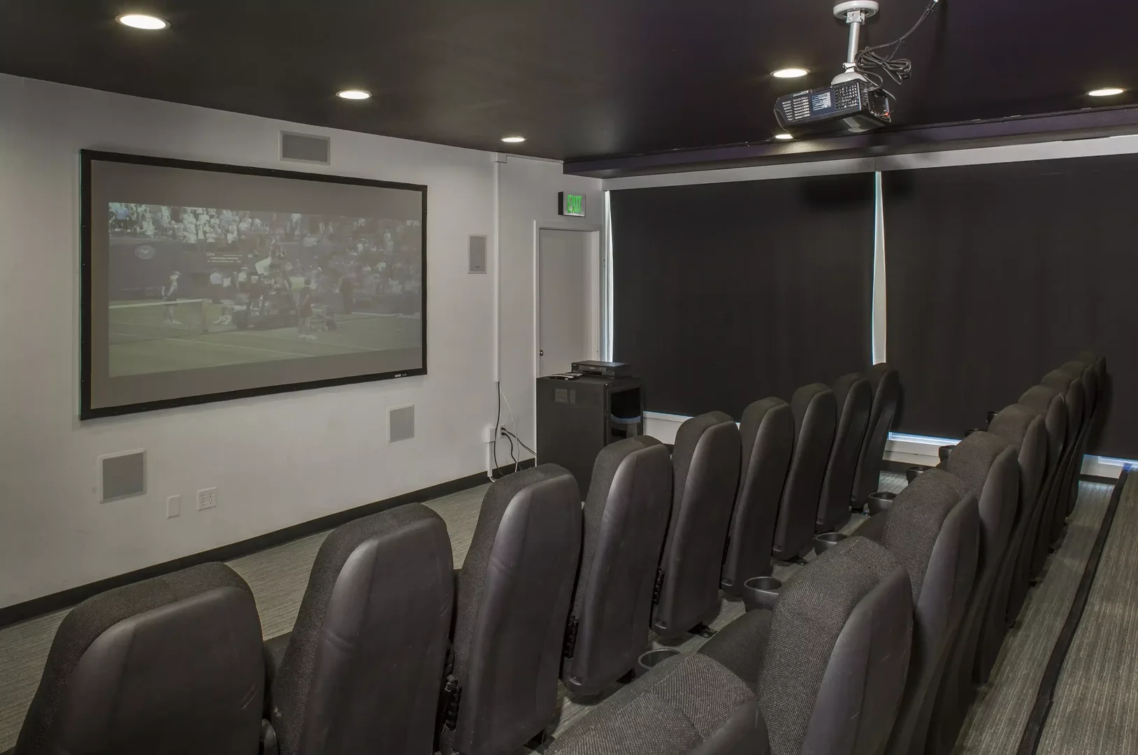 Chambre confortable pour étudiants disponible dans 