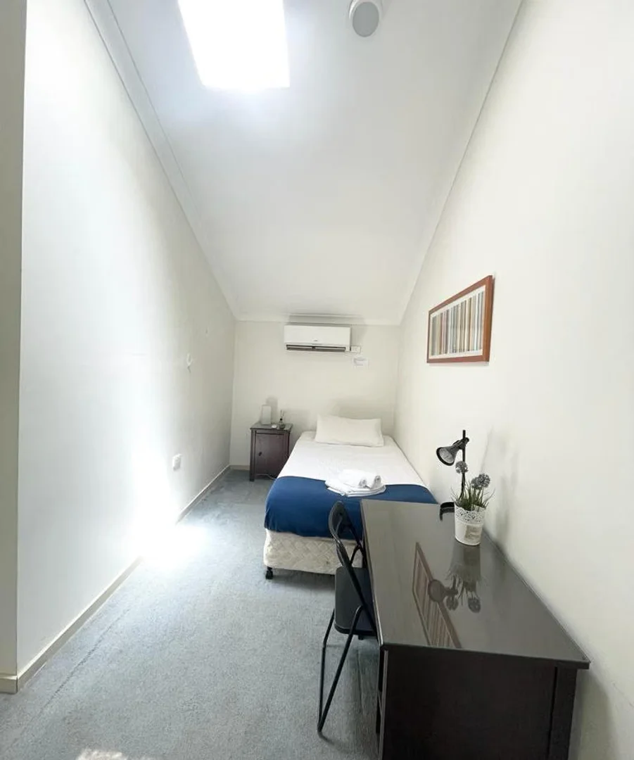Studentenzimmer in mit Arbeitsbereich und Gemeinschaftseinrichtungen