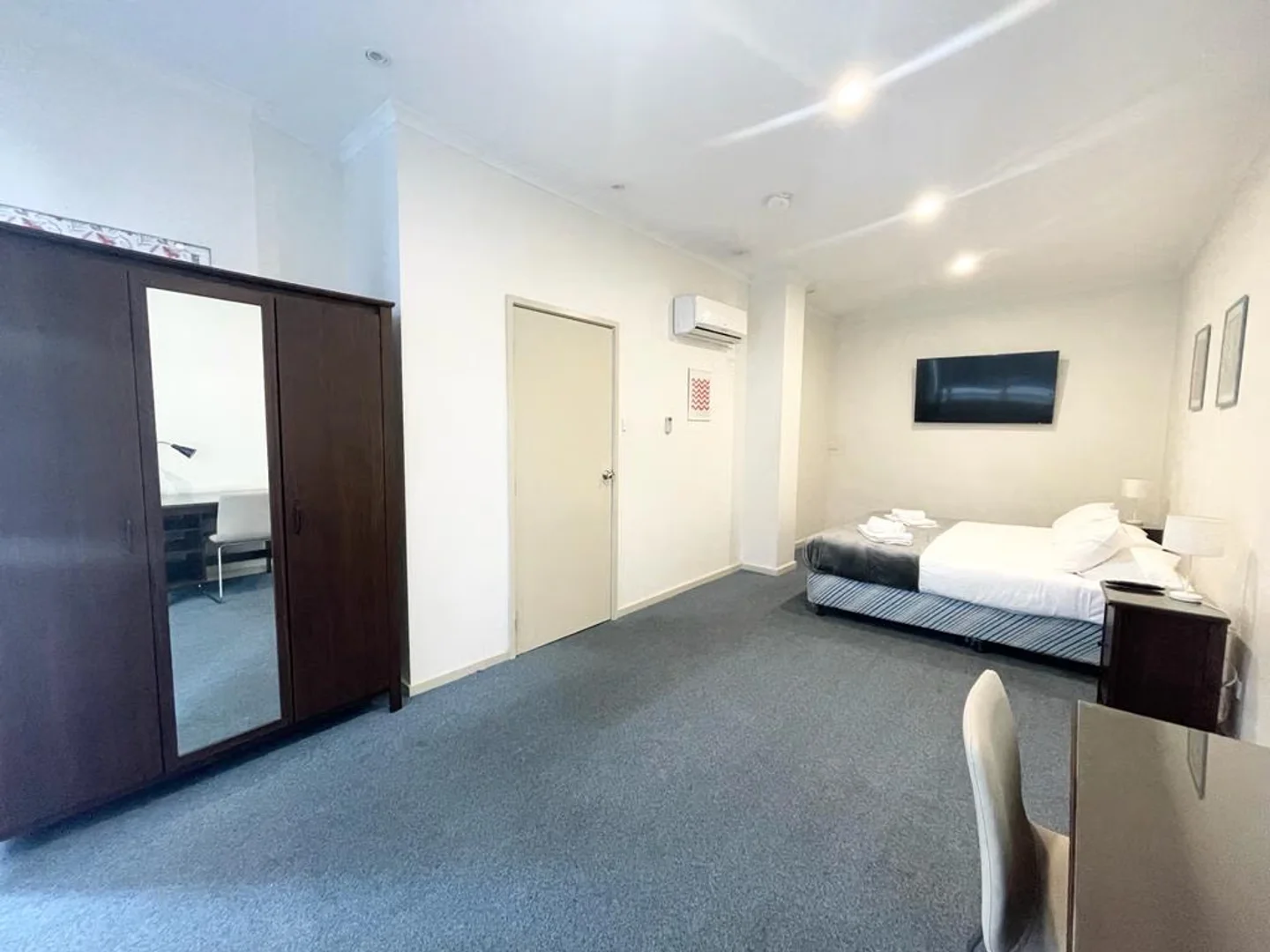 Habitación estudiantil luminosa y aireada con fácil acceso a la universidad en 