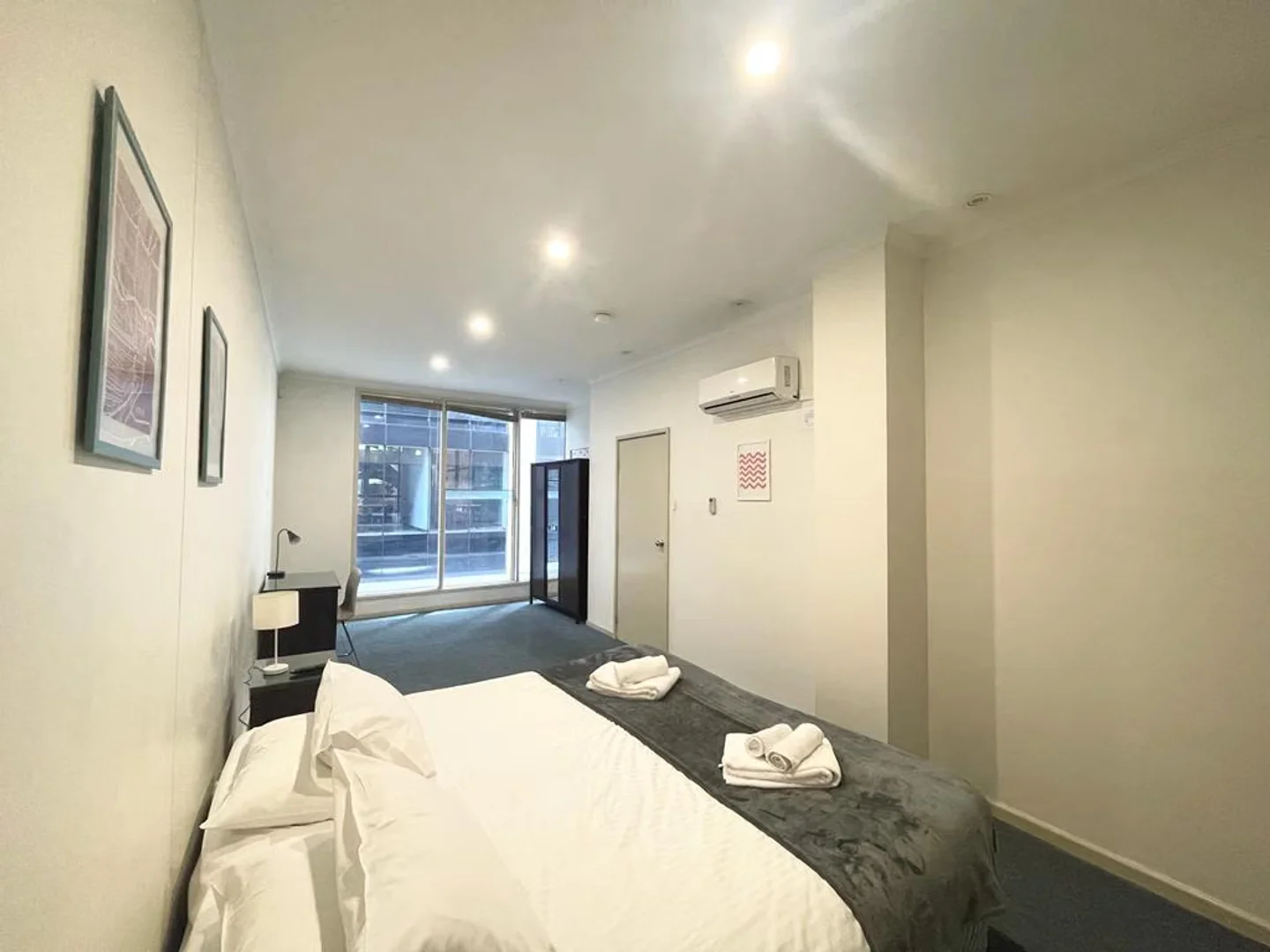 Habitación estudiantil amplia y cómoda en 
