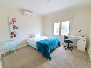 Quarto iluminado em {area}
