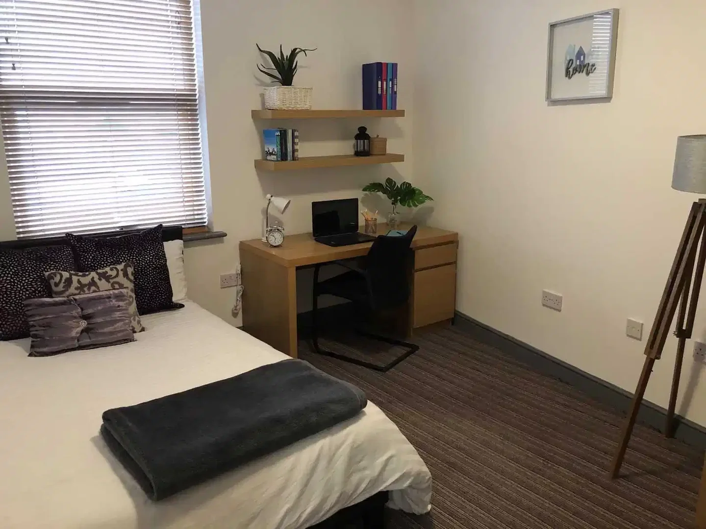 Zimmer in Studentenwohnung in zu vermieten, voll möbliert
