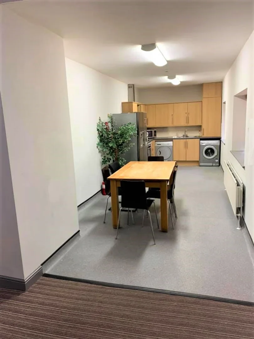 Quarto de estudante confortável e espaçoso em