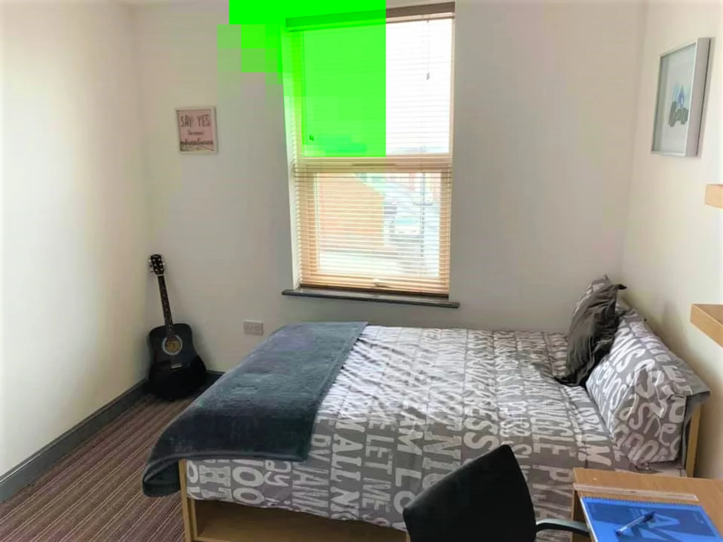 Quarto de estudante em com área de estudo e instalações partilhadas