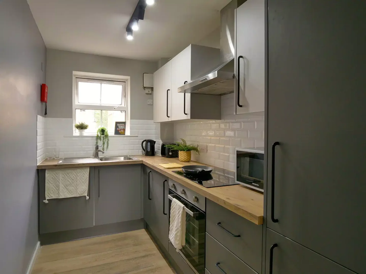 Habitación estudiantil funcional perfecta para estudiar en 
