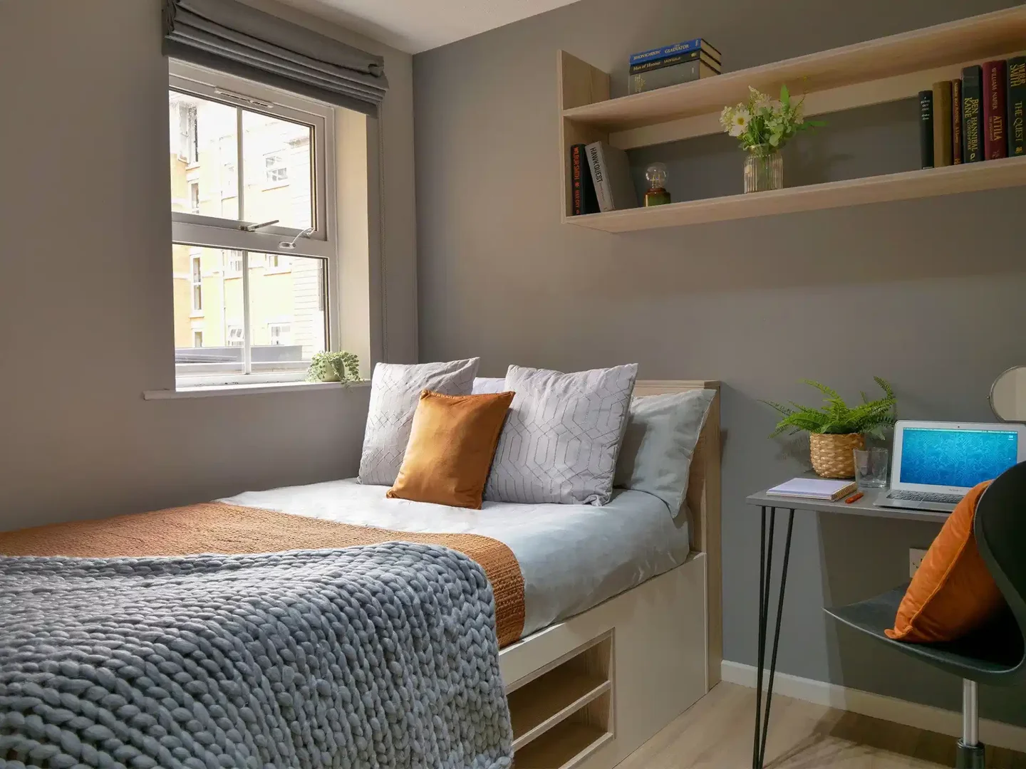 Quarto de estudante em  com área de estudo e instalações partilhadas