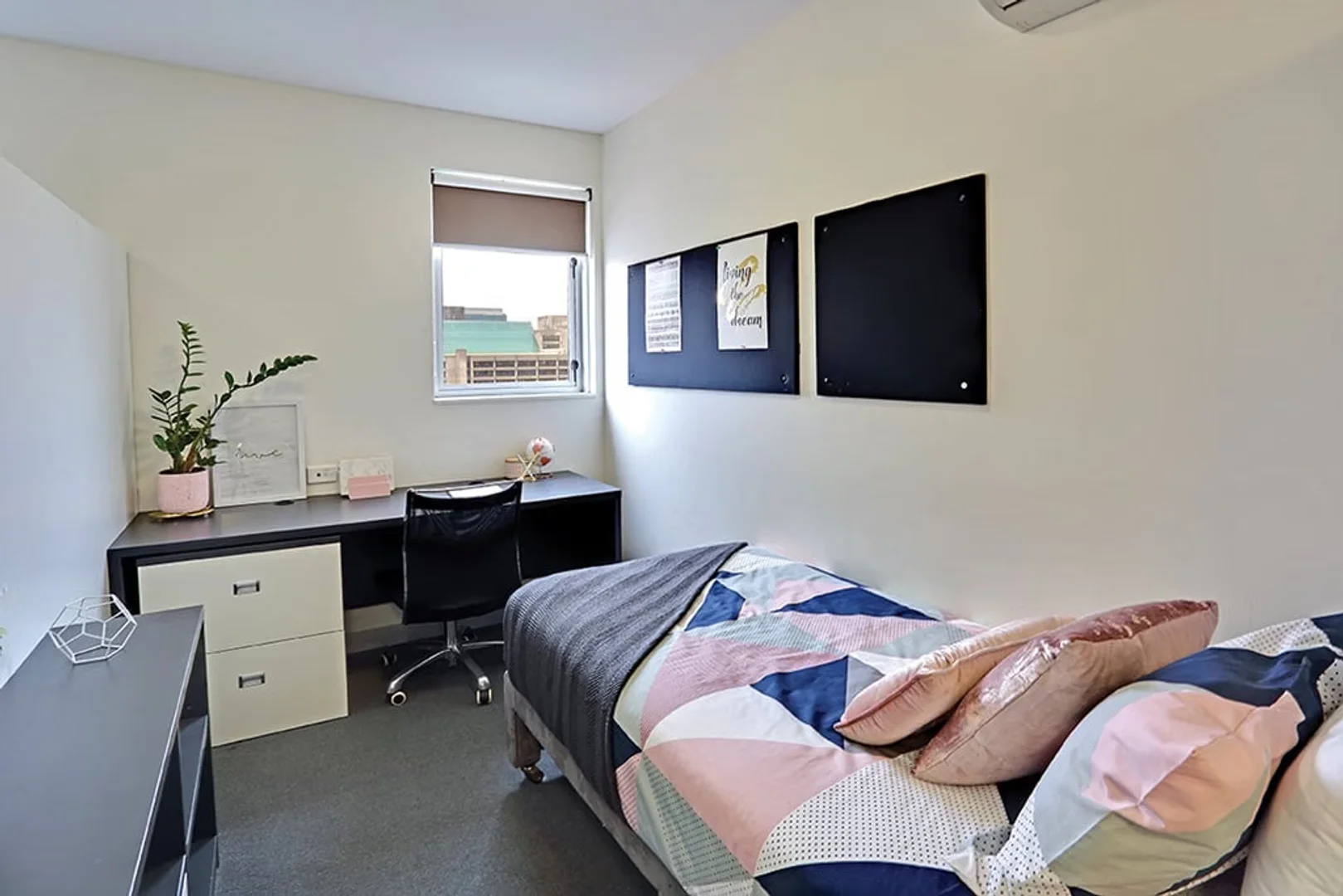 Habitación estudiantil amplia y cómoda en