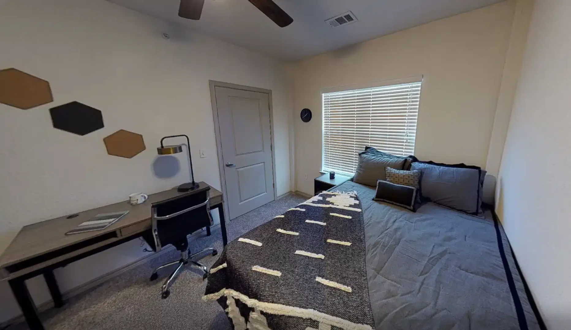 Comfortable and spacious student room in 