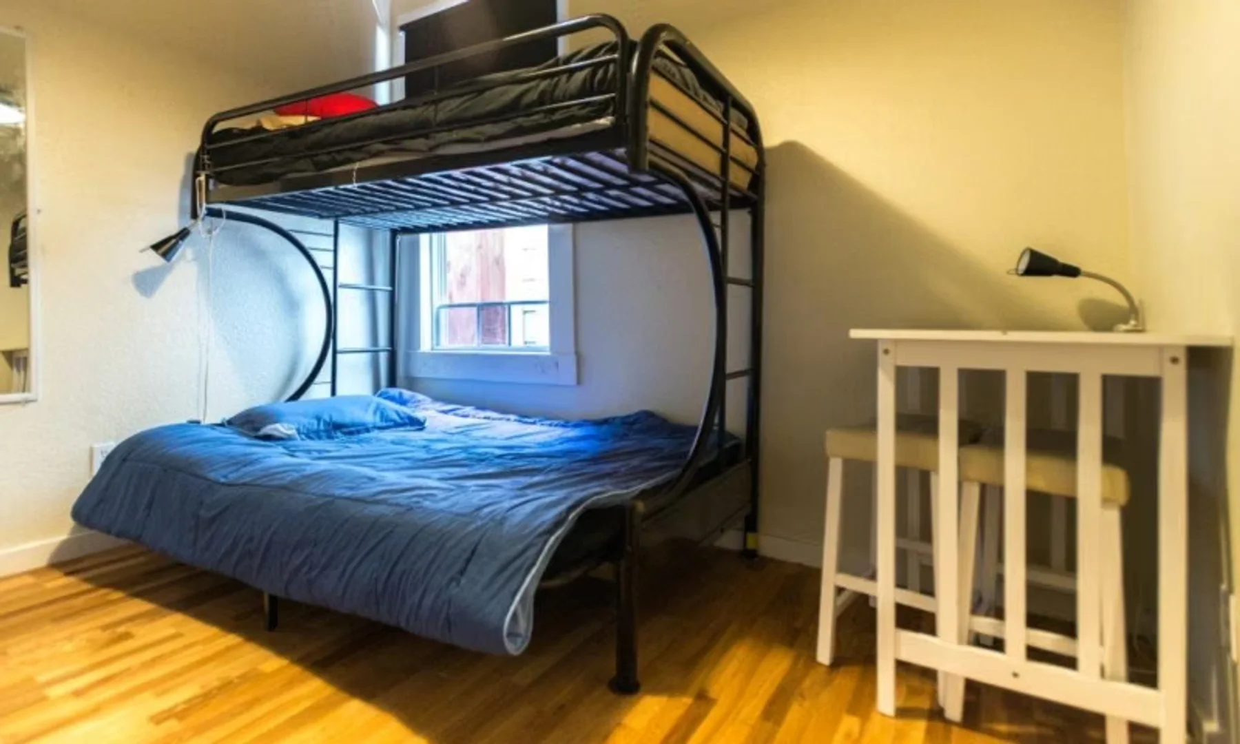 Quarto de estudante económico perto do campus em 