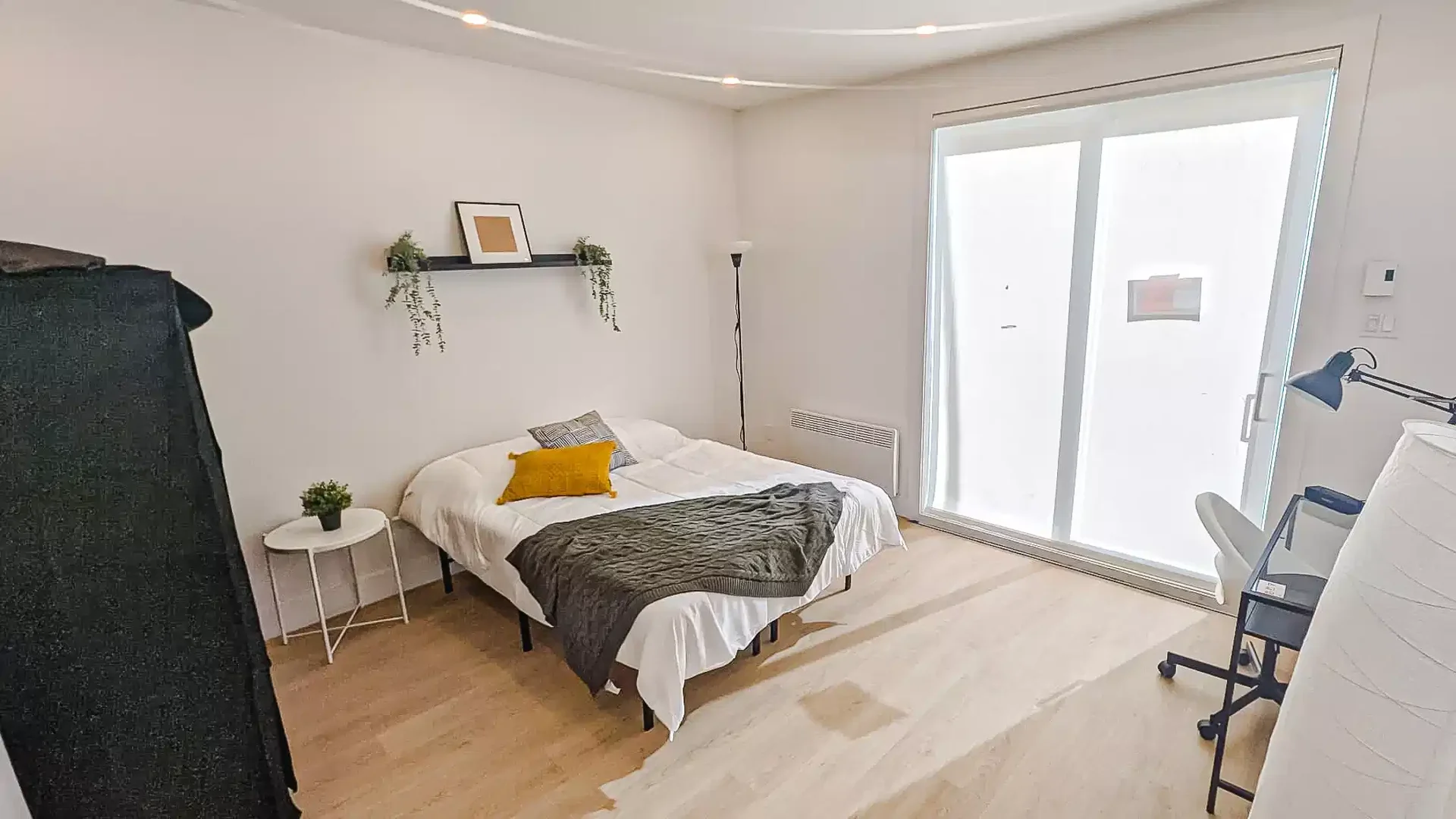 Quarto de estudante confortável e espaçoso em 