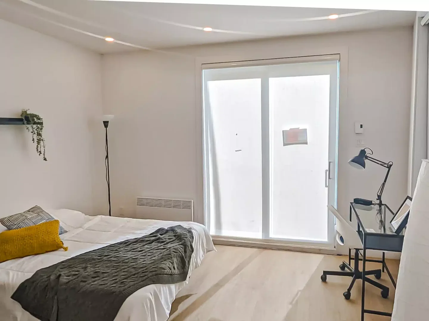 Quarto acessível para estudantes com iluminação ampla em 