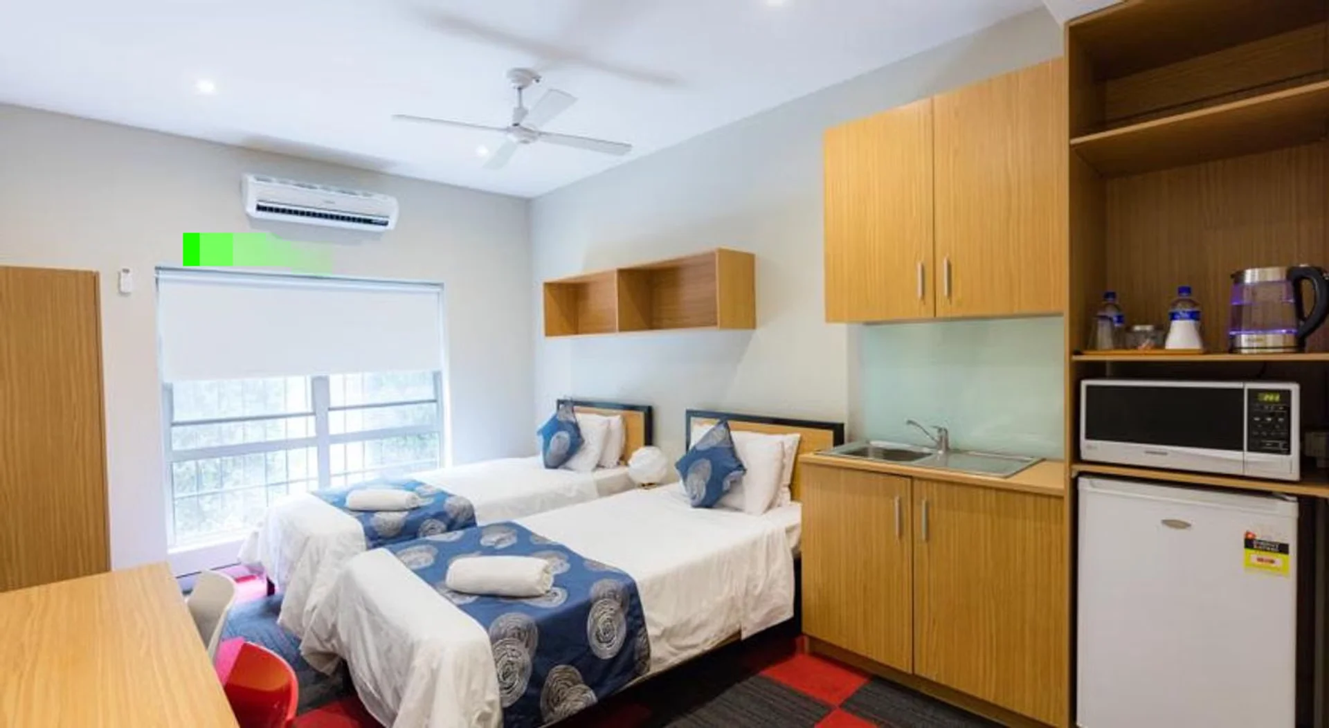 Habitación estudiantil funcional perfecta para estudiar en 