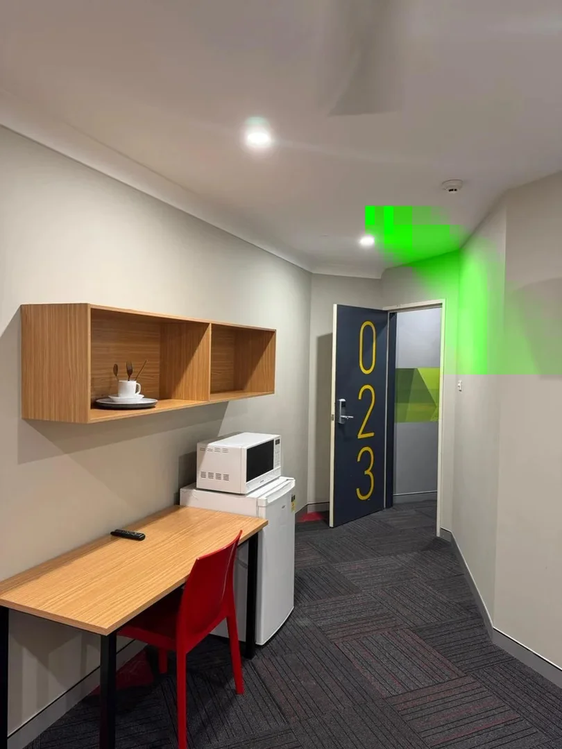 Habitación estudiantil funcional perfecta para estudiar en 