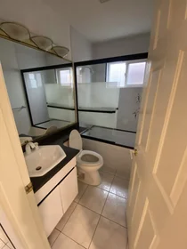 Chambre privée à East 51st Avenue, image 5 de 13