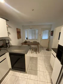 Chambre privée à East 51st Avenue, image 7 de 13