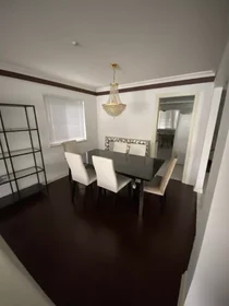 Chambre privée à East 51st Avenue, image 9 de 13