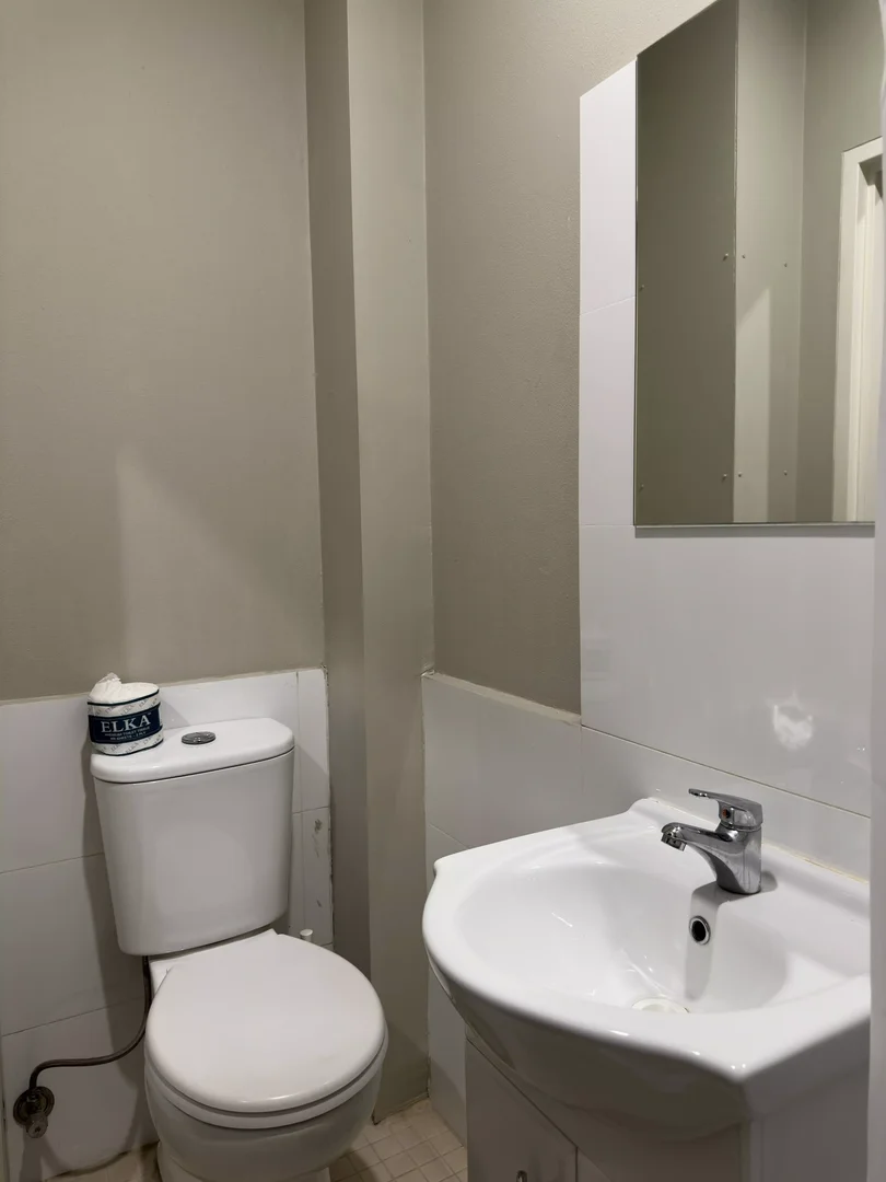 Habitación estudiantil funcional perfecta para estudiar en 