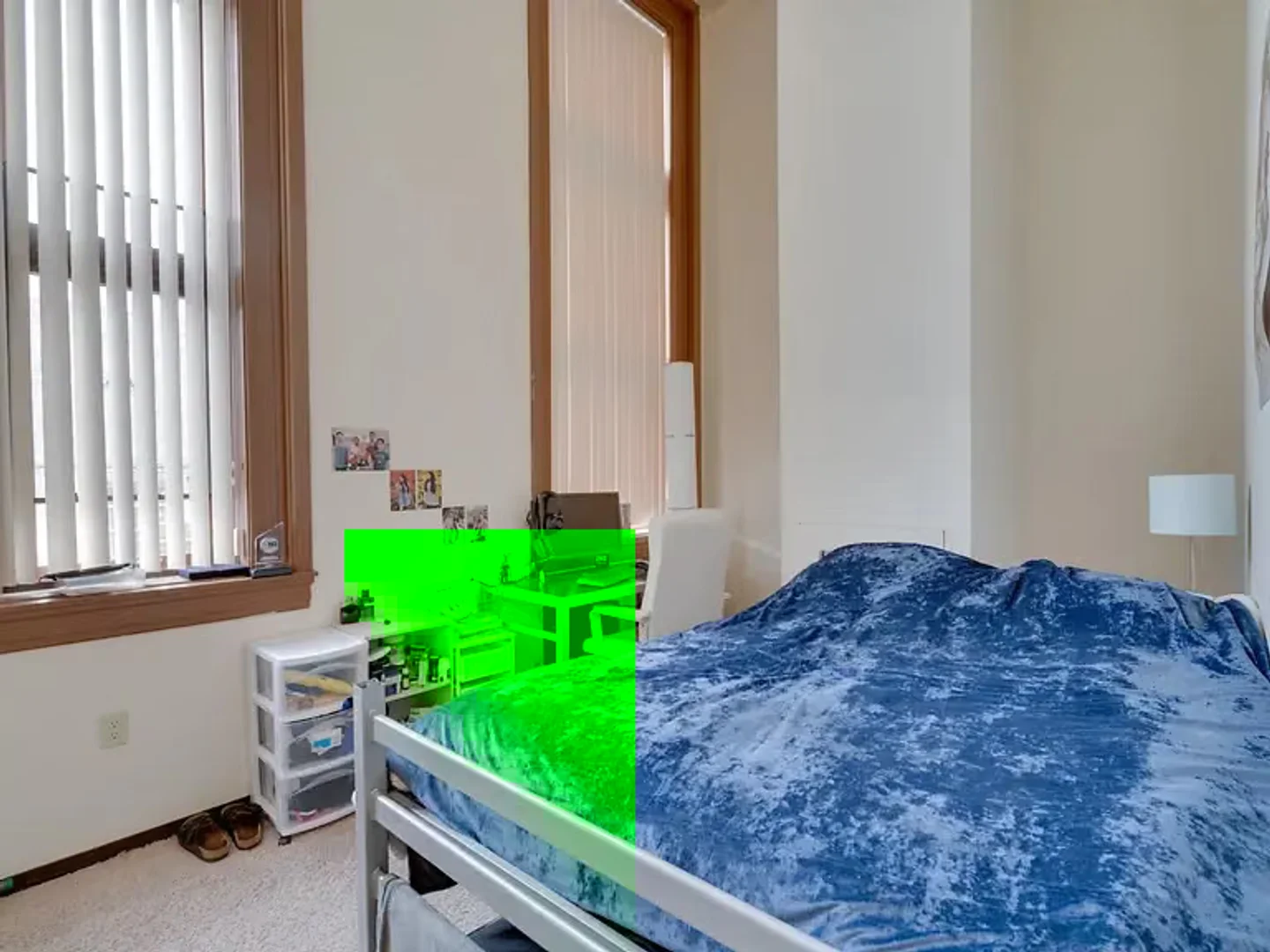 Quarto de estudante luminoso e arejado com acesso fácil à universidade em