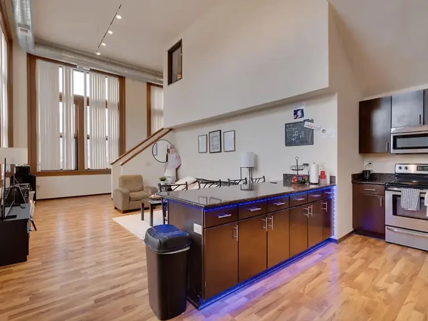 Quarto de estudante em com área de estudo e instalações partilhadas