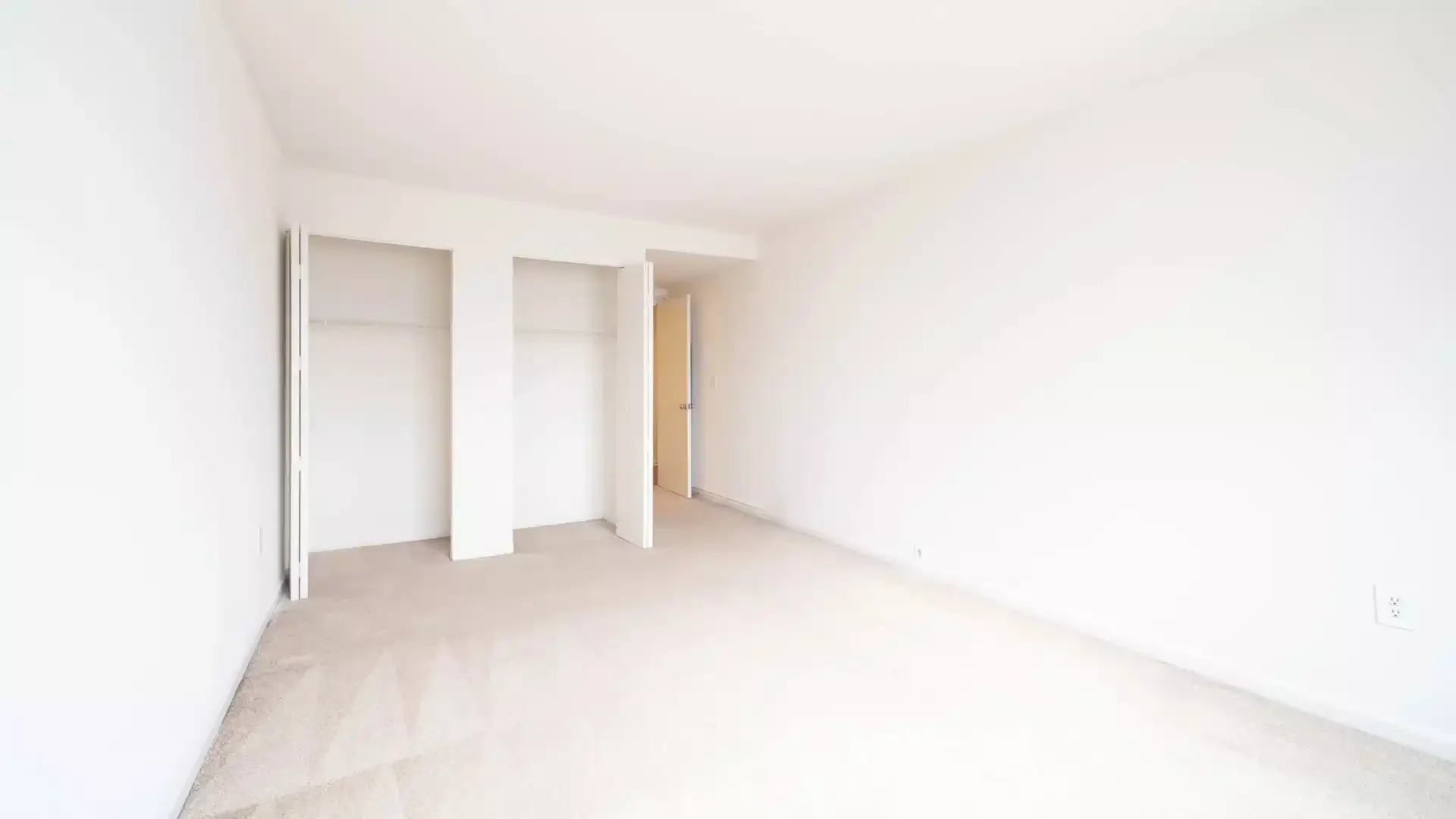 Affordable room for students with ample lighting in 