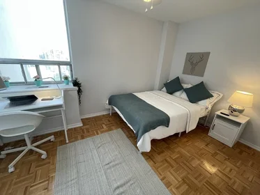 Quarto privado em Wellesley Street East, imagem 1 de 10