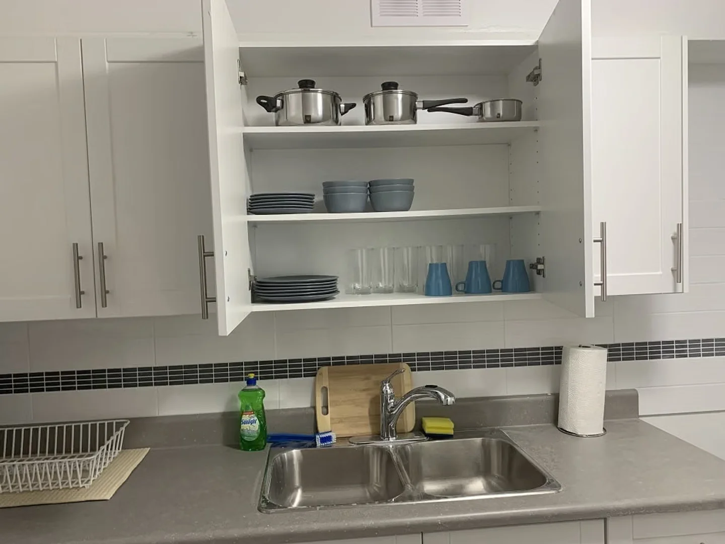Quarto de estudante em com área de estudo e instalações partilhadas