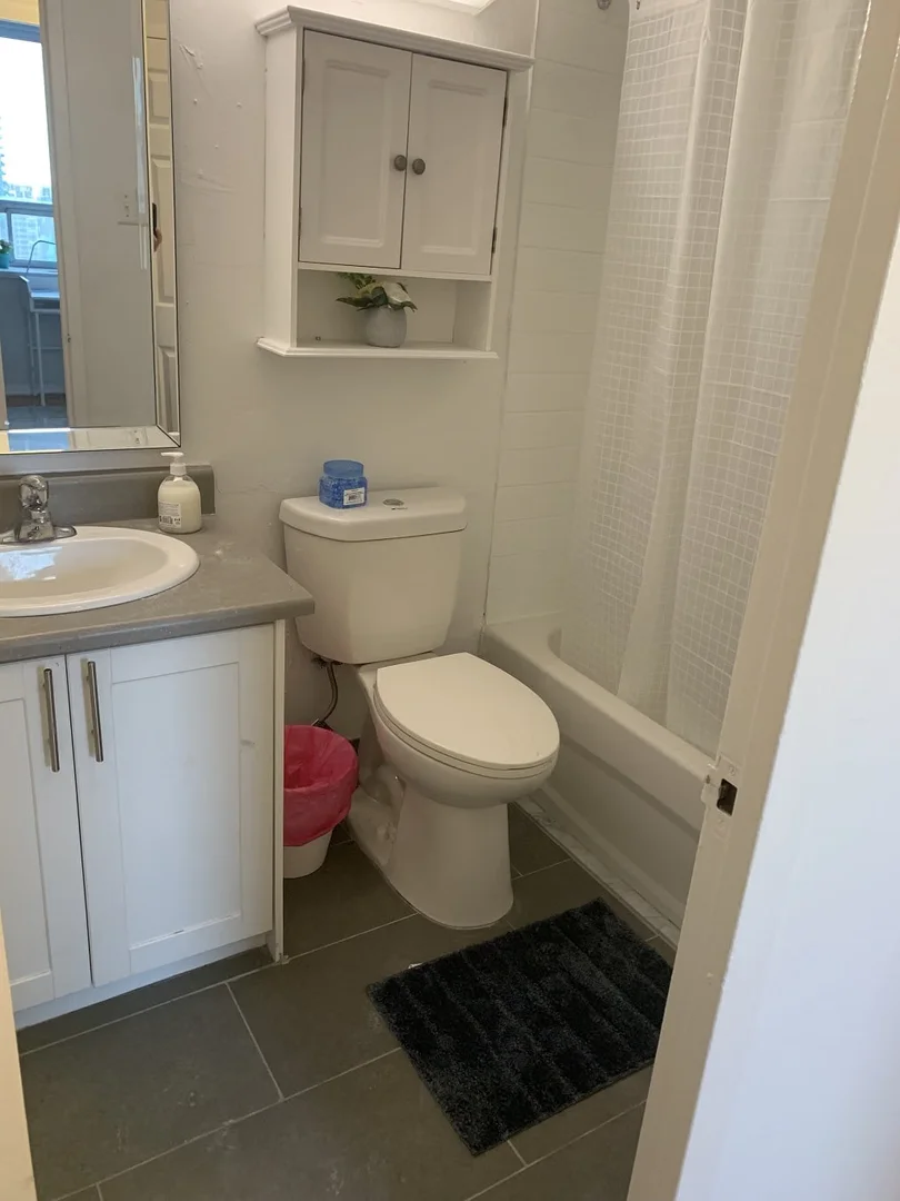 Quarto de estudante em com área de estudo e instalações partilhadas