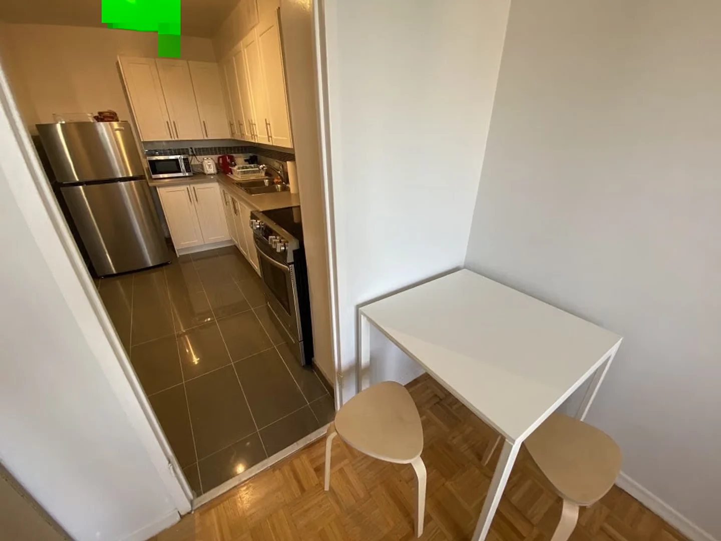 Quarto acessível para estudantes com iluminação ampla em