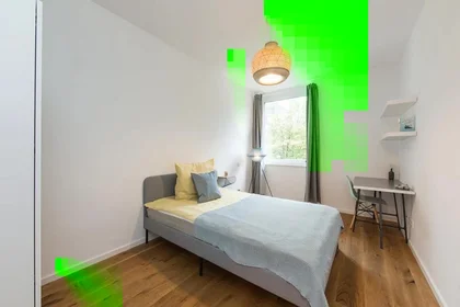 Chambre à louer dans un appartement en colocation à {area}