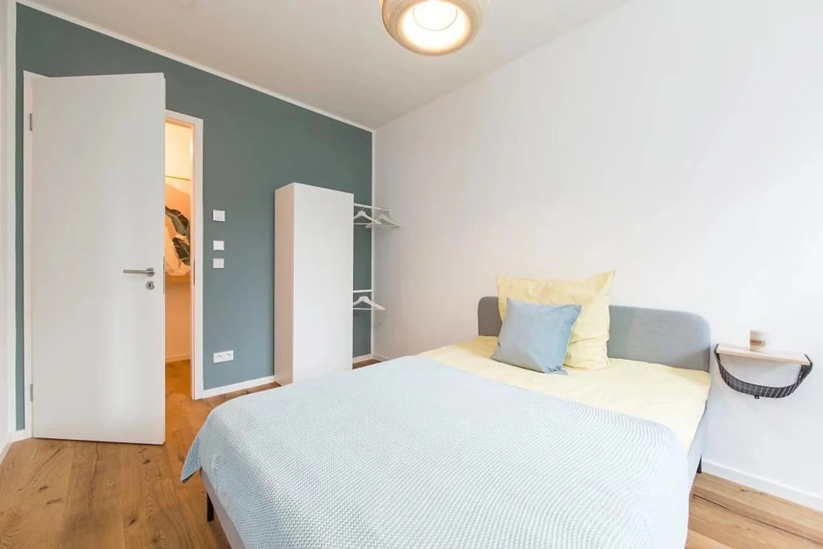 Chambre d'étudiant à  avec espace d'étude et installations communes