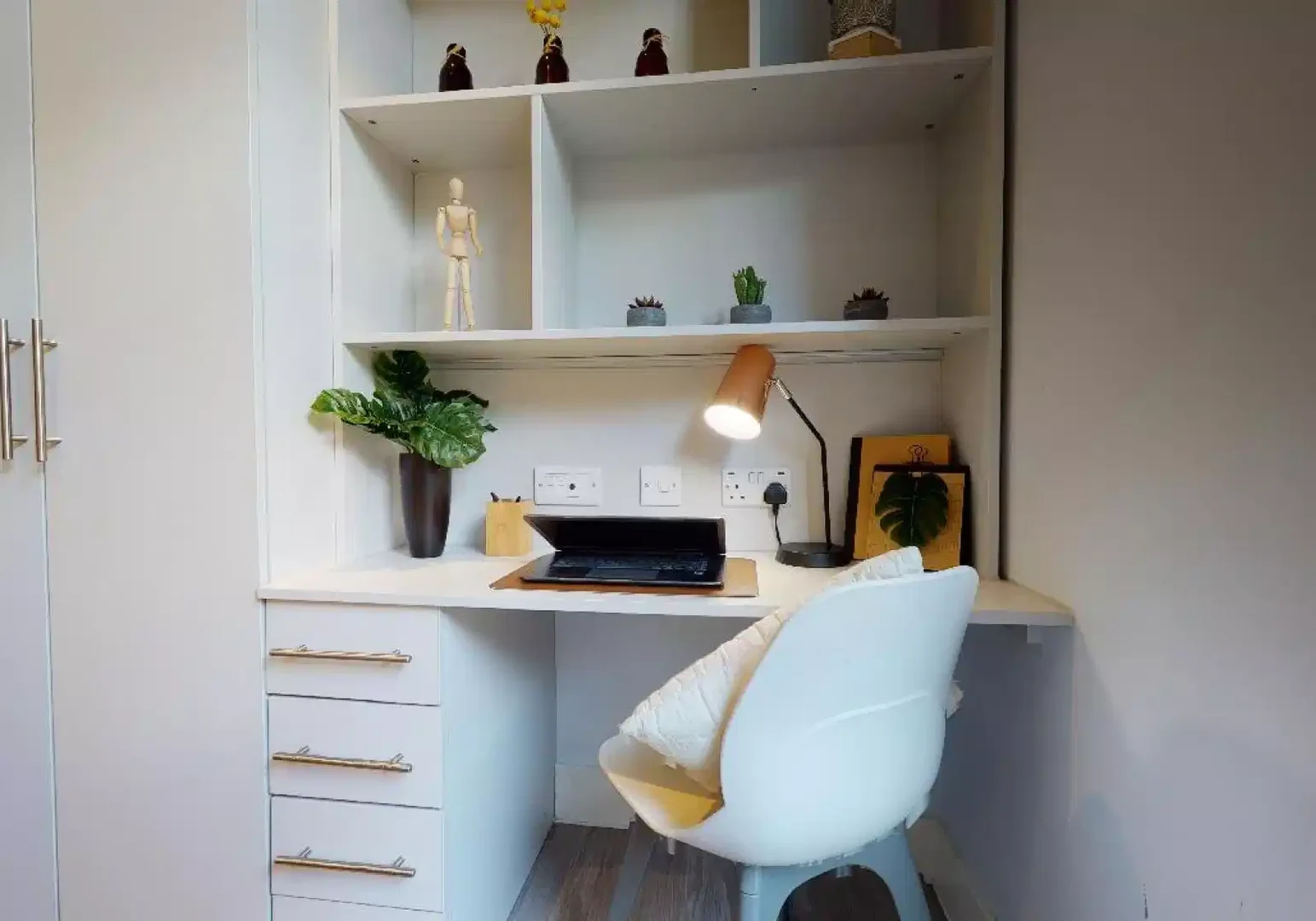 Funktionelles Studentenzimmer perfekt zum Studieren in