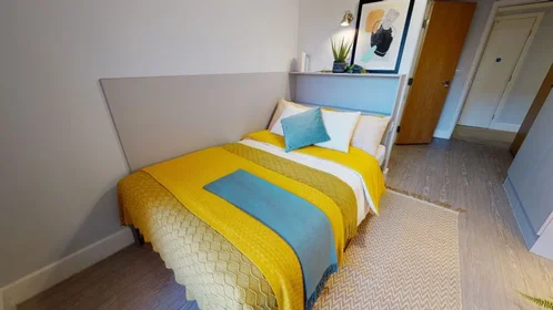 Quarto privado em Dundee Street, imagem 1 de 10