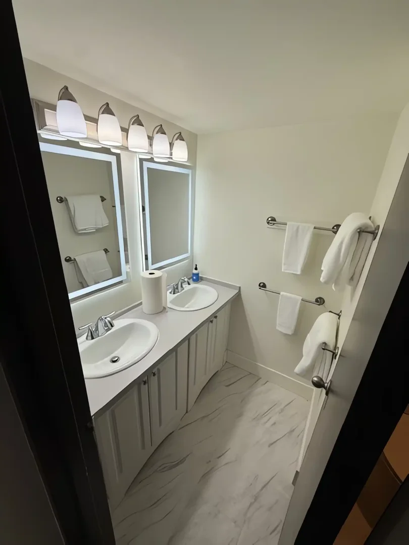Habitación estudiantil luminosa y aireada con fácil acceso a la universidad en 
