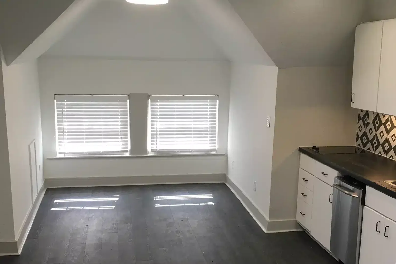 Functional student room perfect for studying in 